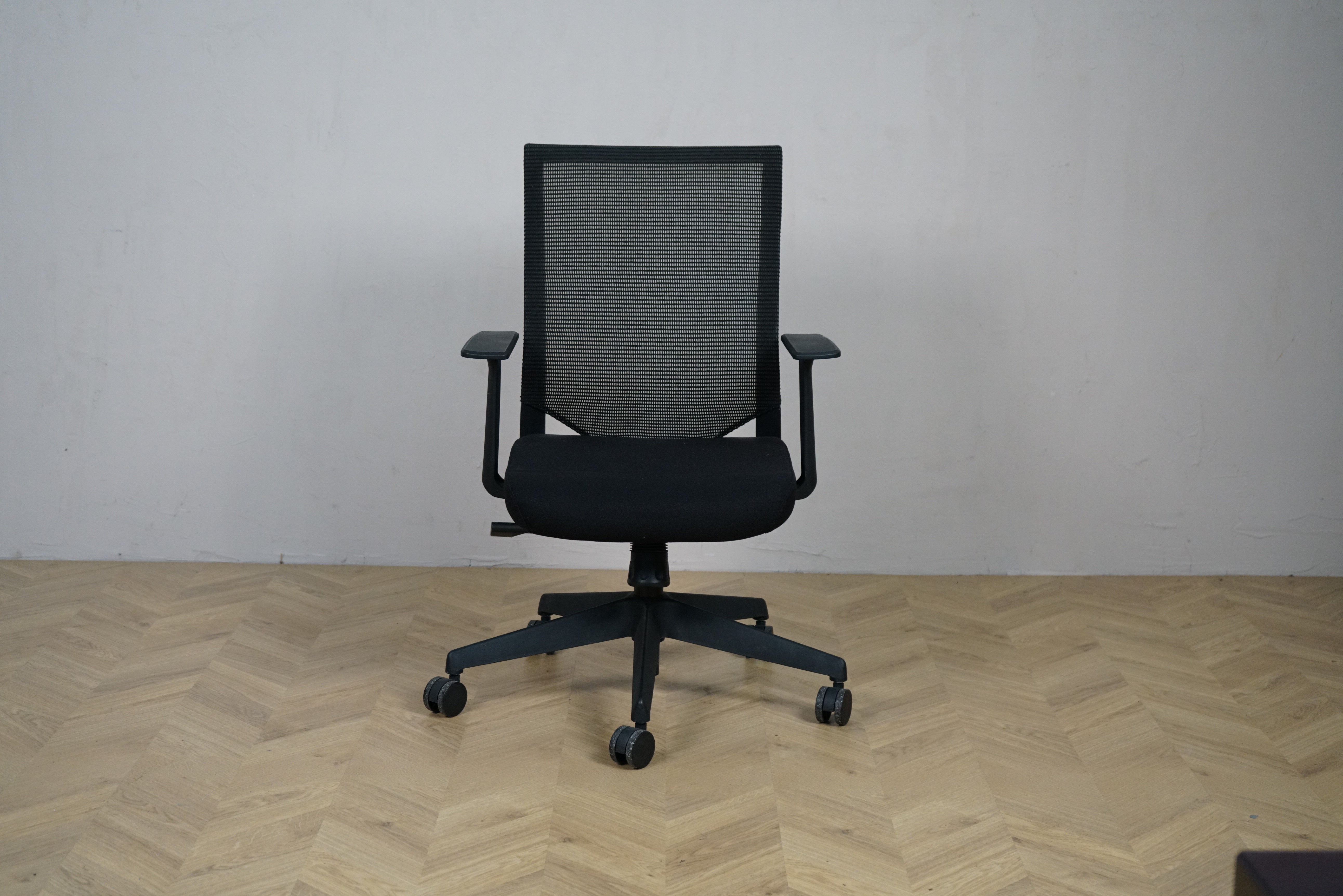 Canadian Ergo sort kontorstol med mesh ryg og armlæn set forfra